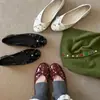 Primer Encuentro Temporada Roja Zapatos de Ballet Versátiles para Viajar Remache Lazo Estilo Francés Zapatos Planos Mary Jane para Mujer