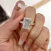 Anillo nuevo, moderno y elegante con una gran piedra de circonita cúbica, perfecto para mujeres. Un gran regalo para tu novia