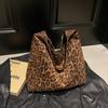 Bolsa tote vintage de leopardo da moda feminina 2024 outono e inverno novo estilo coreano casual all-match bolsa de ombro de grande capacidade para deslocamento
