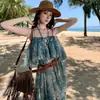 Foto real em estoque: Vestido feminino azul-esverdeado estilo francês com alça longa, cintura marcada e saia, adequado para férias