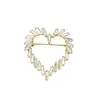 Broche de coração de diamante vazado, pino em T de zircônia de luxo leve, disponível em dourado e prateado, adequado para ternos, casacos e vestidos de noite, elegante para mulheres