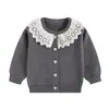 Conjunto de vestido para niña para primavera y otoño con cuello de encaje, cárdigan de punto y falda plisada, en un diseño estilo Chanel, ropa de punto para bebé al por mayor