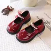 Zapatos pequeños de cuero para niños, nueva colección otoño 2026, modernos zapatos de princesa con lazo para niñas, zapatos de actuación adornados con perlas para bebés y niños pequeños
