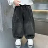 Calça Jeans de Perna Torta para Meninos 2026 Nova Coleção Primavera e Outono Calça Longa Casual Elástica Infantil Jeans Versátil com Retalhos