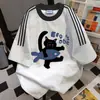 Nueva Camiseta de Verano 2025 Estilo Coreano de Manga Corta con Divertido Estampado de Letras y Tres Rayas, Top Holgado de Estilo Perezoso