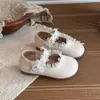 Zapatos de Princesa de Suela Suave para Niñas, Nuevos Zapatos Pequeños de Cuero Estilo Mary Jane Ballet para Otoño con Adorno de Flor, Zapatos Planos de Rendimiento para Niños
