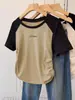 Camiseta Raglan Manga Curta Estilo Americano com Contraste no Ombro Direito para Mulheres no Verão, Tamanho Grande Gordinha mm Chique Top Assimétrico com Cordão