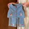 Conjunto de Tres Piezas para Niña: Chaleco de Mezclilla, Camisa y Jeans, Nuevo Estilo Primavera 2026, Cuello de Encaje, Manga Larga, Versátil, Pantalones de Pierna Ancha