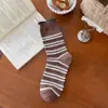 Meias retrô de duas cores em blocos, estilo coreano, com padrões listrados, cores contrastantes, bordas dobradas e comprimento até a panturrilha, perfeitas para um look preppy inspirado na Coreia.