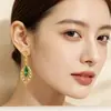 Pendientes de Hoja Verde Esmeralda Súper Brillantes para Mujer, Lujo Ligero, Sensación de Alta Gama, Pendiente Único, Nuevo Estilo 2026, Brazalete de Oreja con Temperamento Elegante