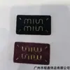 Venta Directa de Fábrica de Diversas Placas de Aleación de Zinc Marca Miao, Etiquetas de Letras Metálicas, Etiquetas Cosidas a Mano y Etiquetas para Ropa