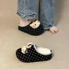 Zapatos de Moda Retro de Gamuza Lindos de Dibujos Animados de Punta Cerrada Versátiles Cálidos Peludos para Mujer 2026 Invierno Nuevos Pantuflas de Algodón de Punta Cerrada