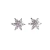 Pendientes de botón de estrella de seis puntas incrustados con circonita de lujo ligero Pendientes de copo de nieve exquisitos y de moda Pendientes florales exquisitos de nicho pequeño Versátiles para el trabajo