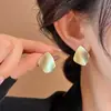 Pendientes geométricos de metal con tachuelas retro europeos y americanos para mujer, diseño de nicho, lujo de alta gama, pendientes versátiles, elegantes accesorios para orejas