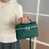El bolso pequeño cuadrado de estilo coreano popular de este año para mujer es el nuevo modelo de verano 2026 en color liso con patrón de diamantes, adecuado para ir al trabajo y como bolso cruzado.