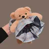 ¡Dios mío! ¡Tan lindo! Scrunchie de peluche súper adorable a cuadros para un peinado de moño juguetón