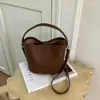 Nova Bolsa de Balde Elegante de Design de Nicho Primavera 2026 Tendência de Moda Texturizada Feminina Casual Ombro Transversal