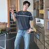 Camiseta de punto de manga corta con botones y rayas gris oscuro de la serie gris para hombres y mujeres estilo old money seda helada verano venta al por mayor de fábrica transfronteriza