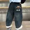 Jeans Masculino Infantil Outono Novo Estilo 2026 Novo Cool Fashionável Calça Longa de Bebê Calça de Perna Curva Calça Infantil Primavera Outono