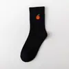 Entra en el Nuevo Estilo de Calcetines de Mujer de Algodón de Alta Calidad, Calcetines Negros y Naranjas Bordados en Naranja, Calcetines de Media Pantorrilla Amarillos B de Dos Tonos para Mujer, Directo del Fabricante