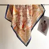 Lenço de Seda Simulada 70 Lenço Quadrado Pequeno para Mulheres Primavera, Verão e Outono Estilo Fino Clareador Proteção Solar Luxo Acessível Profissional Lenço de Aeromoça Lenço de Cabeça Presente