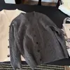 2026 Moda Estilo Coreano Cuello en V Tejido de Punto Trenzado Manga Larga Cárdigan para Mujer Holgado Adelgazante Versátil Top Color Sólido Perezoso