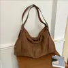 Bolsa tote retrô fosca da moda para mulheres, perfeita para o outono, com grande capacidade, estilo europeu e americano, e um visual sofisticado, adequada para carregar sob o braço