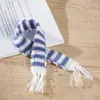 Bufanda navideña de peluche con mini borlas rayadas y pompón, tejida a mano con hilo, un accesorio de bufanda
