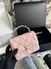 Bolso de Mano Mini Estilo Nuevo 2025 Inspirado en Chanel con Asa de Letra Esmaltada, Cadena y Diseño Acolchado para Llevar al Hombro o Cruzado