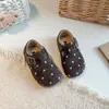 Zapatos Birkenstock de Lunares para Niñas 2026 Otoño Nuevo Estilo Zapatos Individuales para Niños Suela Suave Niños Medianos y Grandes Retro Versátiles Zapatos Pequeños de Cuero