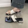 Sandalias Romanas de Dedo Tanga con Tacón Grueso para un Look Adelgazante Personalizado Sandalias de Dedo con Hebilla Metálica Cuadrada para Verano y Otoño 2025