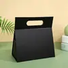 Caja triangular en stock, diseño de una sola pieza, caja plegable portátil, adecuada para souvenirs, bodas, regalos de empresa y empaques de regalo a la moda; caja dura plegable