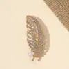 Broche de Folha Novo de Luxo Mais Vendido Coreano e Japonês Pinos de Diamante com Gotejamento de Óleo Fivela de Canto para Roupas Broche de Luxo Leve Acessório de Emblema