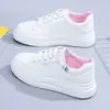 Primavera de 2026 Novos Sapatos Brancos Femininos Versáteis Respiráveis Sapatos de Pai Leves Casuais Esportivos Tênis de Corrida para Mulheres Qr06