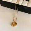 Colar com Pingente de Bolsa Dourado Estilo Minimalista para Mulheres Corrente de Suéter de Luxo Leve de Alta Qualidade Novo Item Quente 2026 Acessórios