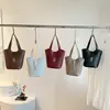 Otoño 2026 Nuevo Retro Gran Capacidad Textura de Alta Calidad Elegante Textura Tejida Simple Versátil Bolso de Cubo de Mano Cruzado