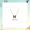 Collar Aijia Versión Alta Chapado en Oro Oro de 18 Quilates Forma de H Esmalte Cadena Mini Clavícula Versátil para Hombres y Mujeres Moda de Alta Gama