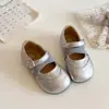 Sapatos de couro estilo britânico 2026 primavera e outono novo versão coreana para meninas com tiras cruzadas, sapatos rasos tipo princesa com solas macias