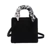 Bolsa Versátil Bordada de Alta Resistência Mais Vendida no Exterior, Nova Bolsa de Mão com Lenço de Seda da Moda, Bolsa de Ombro Transversal de Luxo para Mulheres