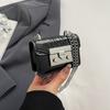 Bolsa Quadrada Pequena Mini Simples Feminina 2024 Outono e Inverno Nova Chegada Corrente Boca de Fone de Ouvido Bolsa Vermelha Fashionável Estilo Ocidental Bolsa de Ombro Transversal