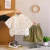 Conjunto de Verão para Meninos 2026 Novo Estilo Infantil Camisa de Verão Cartoon Manga Curta Conjunto de Três Peças Bebê Atacado