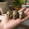 Adorno de calavera de cristal natural, calavera de cristal pulida a partir de piedra en bruto, adorno mineral original, decoración de Halloween