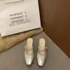 2026 Novo Estilo Prateado Plissado Moda Tendência Estiloso Sapatilhas Meio Abertas com Bico Fechado para Mulheres Sandálias de Exterior Sandálias que Aumentam a Altura