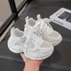 Tênis Esportivo Feminino, Sapatos de Malha Simples Respiráveis para Crianças, Novo Estilo de Verão Sapatos Brancos para Estudantes, Tênis Pai Leve e Versátil para Meninas
