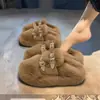 Chinelos de Pele com Solado Grosso Estilo Coreano Tendência para Mulheres 2025 Novo Outono/Inverno Plus Veludo Quente Confortável Moda para Exterior Chinelos de Algodão