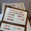 Quadro de Exibição de Cores de Esmalte Porta-Retrato Cartão de Amostra de Cor de Esmalte em Gel Amostra de Ponta de Unha Suporte de Exibição Vertical com Padrão de Madeira de Nogueira Loja
