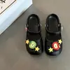 Zapatos perforados poco profundos de dibujos animados de frutas de doble uso para mujer, sandalias de exterior antideslizantes sin cordones de suela gruesa para verano 2026