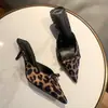 Sandalias de estampado de leopardo 2026 nuevo modelo Frances punta fina tacón alto stiletto sandalias mules sexy de punta cerrada para usar con faldas