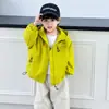 Jaqueta com capuz da nova coleção de outono 2026 para meninos, estilo coreano moderno, peça de outer wear estilosa para meninos