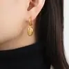 Pendientes colgantes de concha estilo ins retro elegante para mujer moda de playa personalidad titanio acero chapado en oro de 18K hebilla de oreja joyería para la oreja